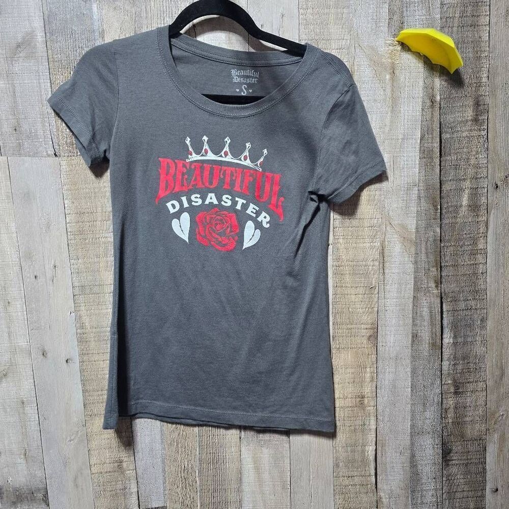 Beautiful Disaster A Queen Turns Her Pain Into Powet Grey Graphic Tee Small Emo